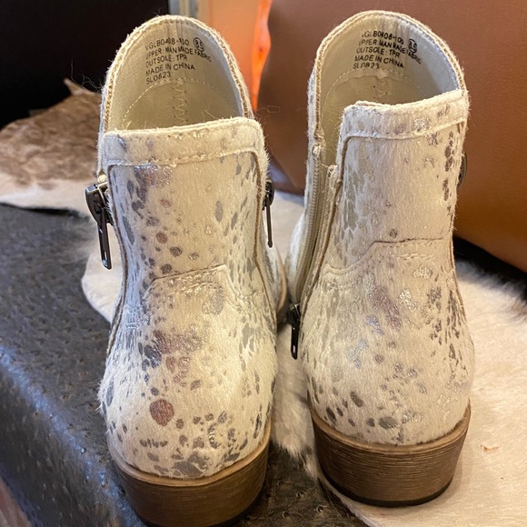 Very G Cream and Silver Ankle Booties - Picture 6 of 7